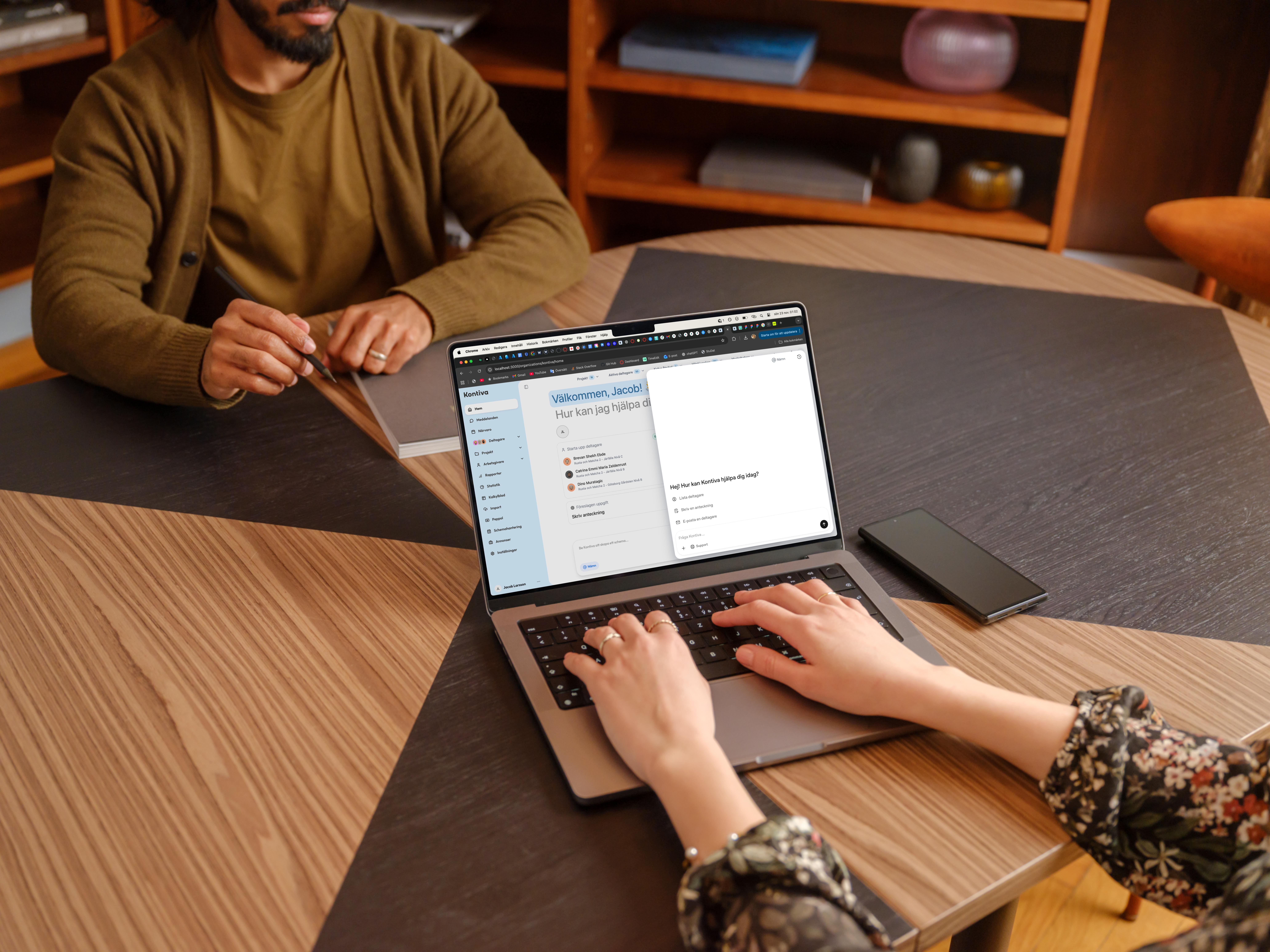 Person som arbetar med fakturering